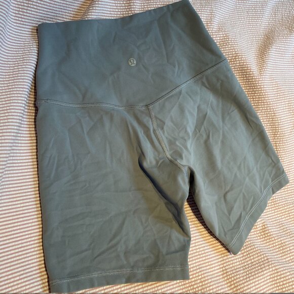 Lululemon Align High-Rise Short 6" (light grey size 6) - Picture 2 of 3